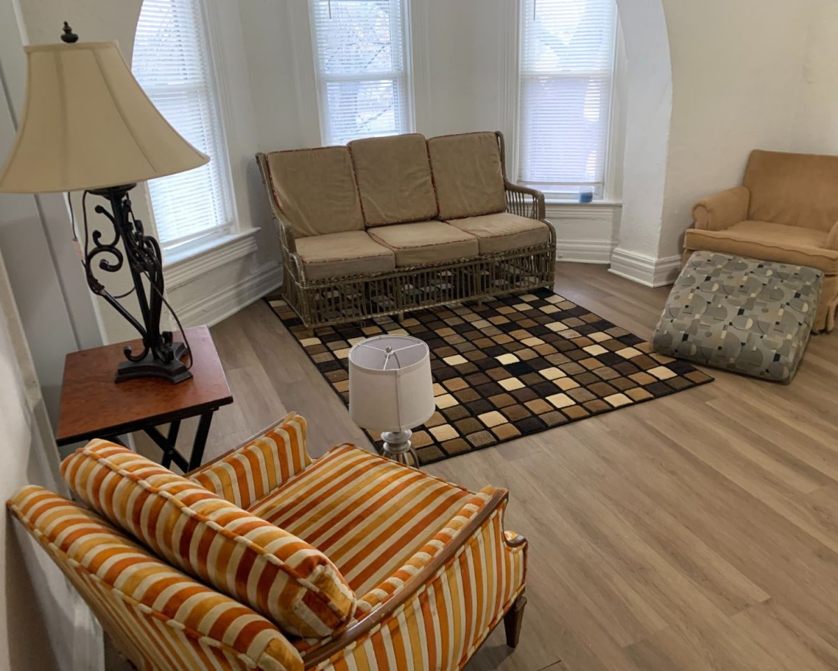 Living room with sofas, rug, end table, lamp